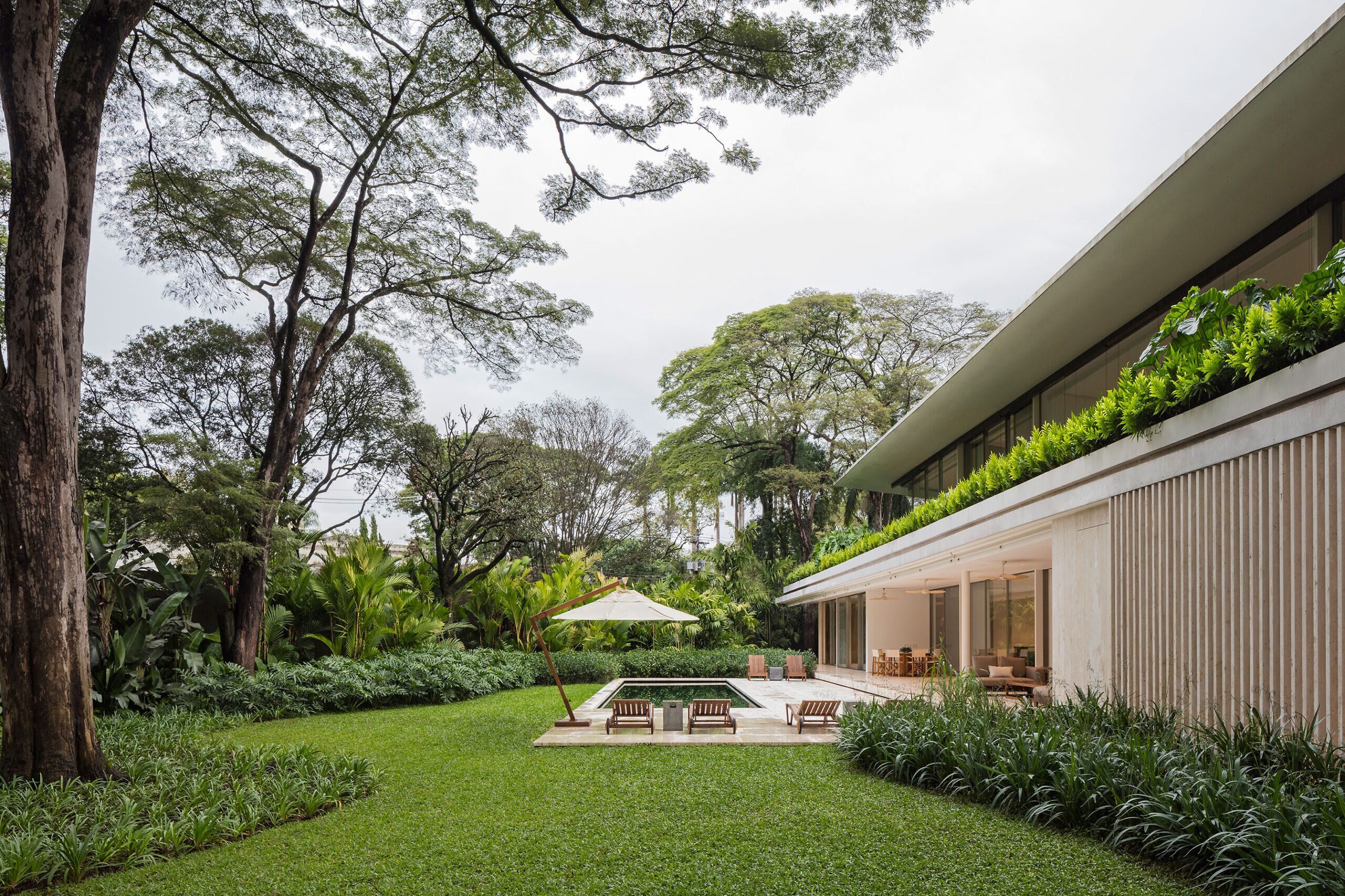 热（JE）居所 + 附属建筑

注：这里Ane·o推测可能是anexo （在葡萄牙语、西班牙语等语言里有附属建筑、附加物等意思 ），因根据现有信息难以百分百确认，若与实际不符，请补充更多背景信息 丨Cape VerdePaul丨Jacobsen Arquitetura-21