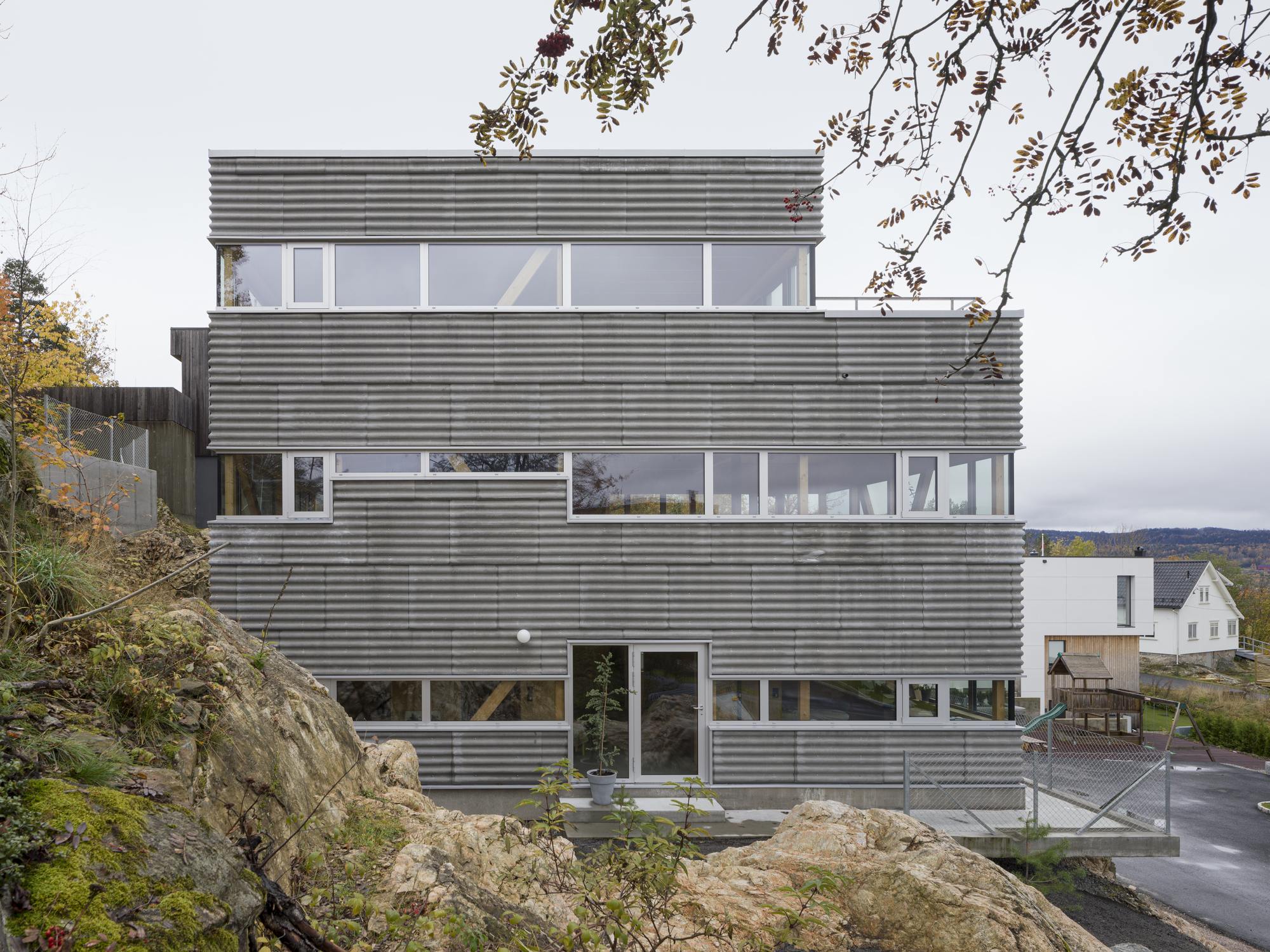 挪威别墅设计,岩石与玻璃的现代演绎-9