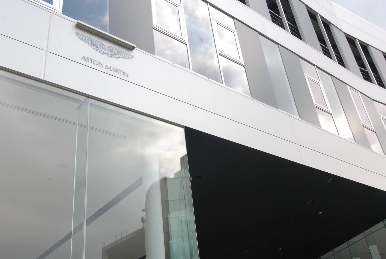 大阪透明汽车展厅-16