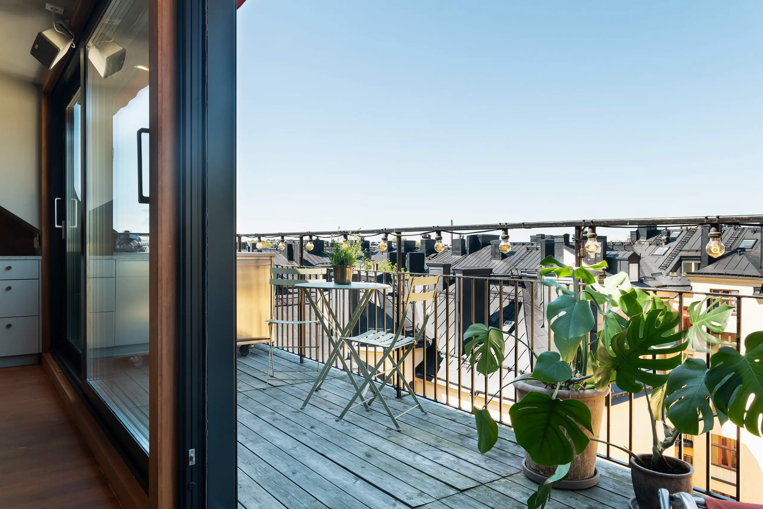 瑞典顶层公寓的玻璃阁楼办公室-13