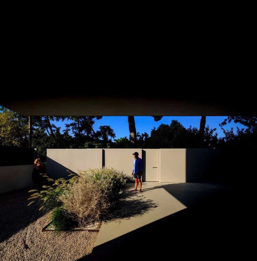 西班牙巴伦西亚“寂静之屋” | 半埋入式极简美学-20