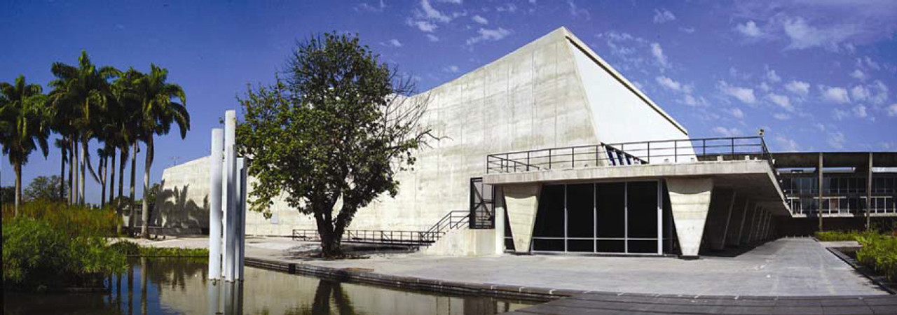 巴西里約熱內盧現代藝術博物館：建築大師 Affonso Eduardo Reidy 採V形柱列、懸吊樓板，打造現代主義建築經典 | FAM-41