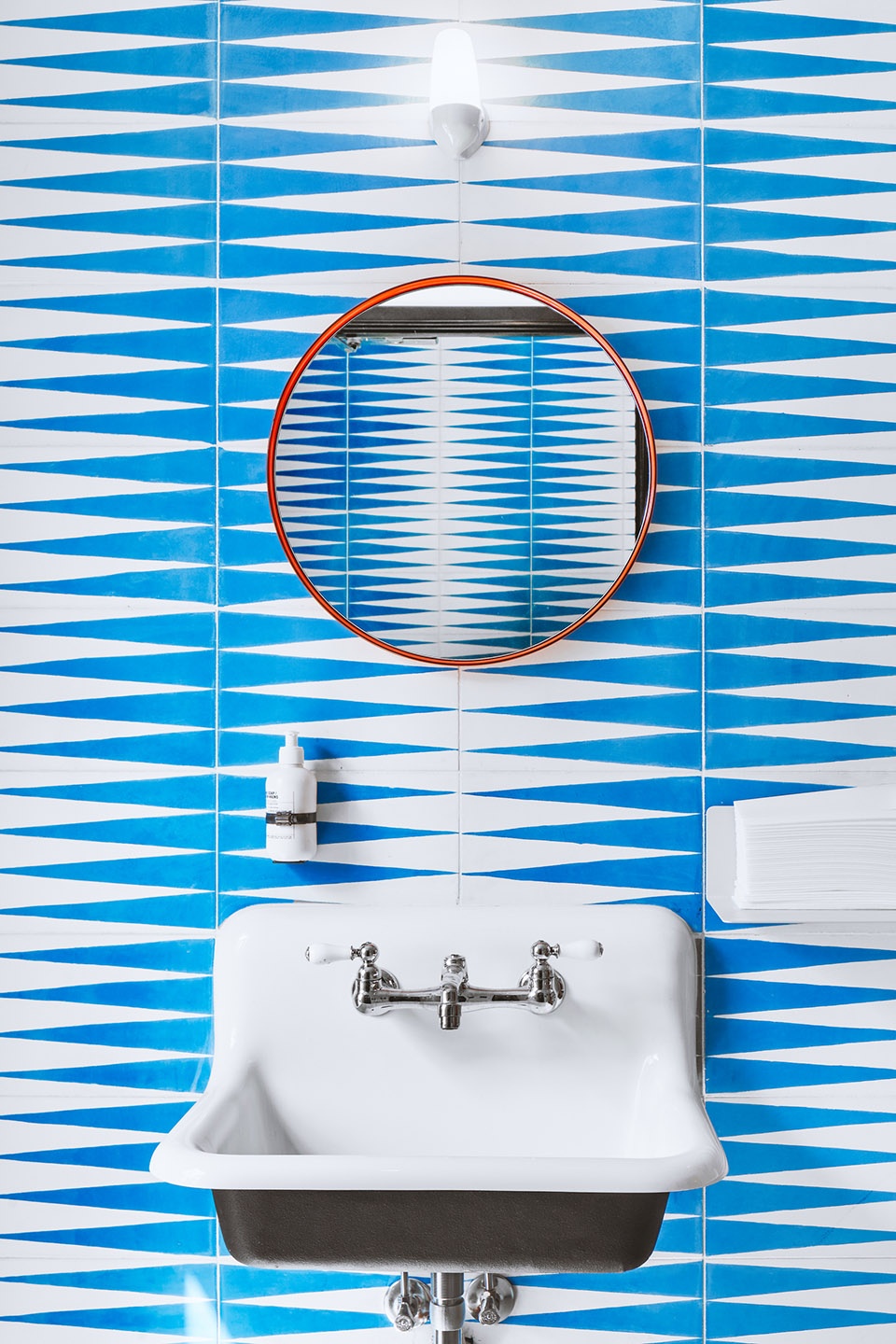 折皱立面,展现天空之美——Meteor 咖啡++ 自行车店-28