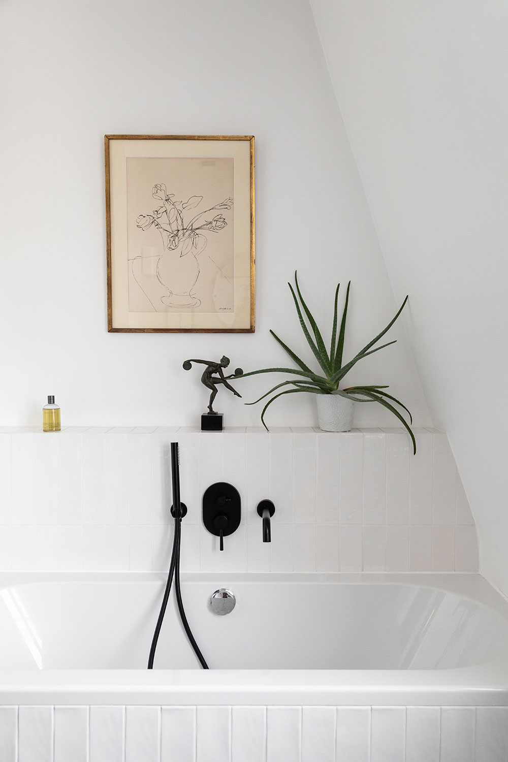 巴黎白色公寓 | 明亮装饰与绿色厨房的巧妙融合-19