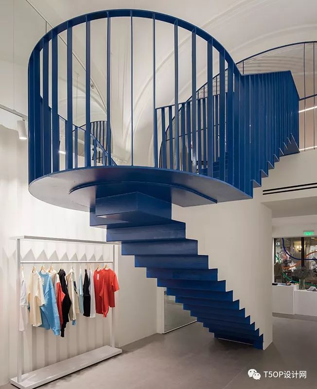 548㎡前莫斯科建筑局改造的时尚商店 | LOGIC-21