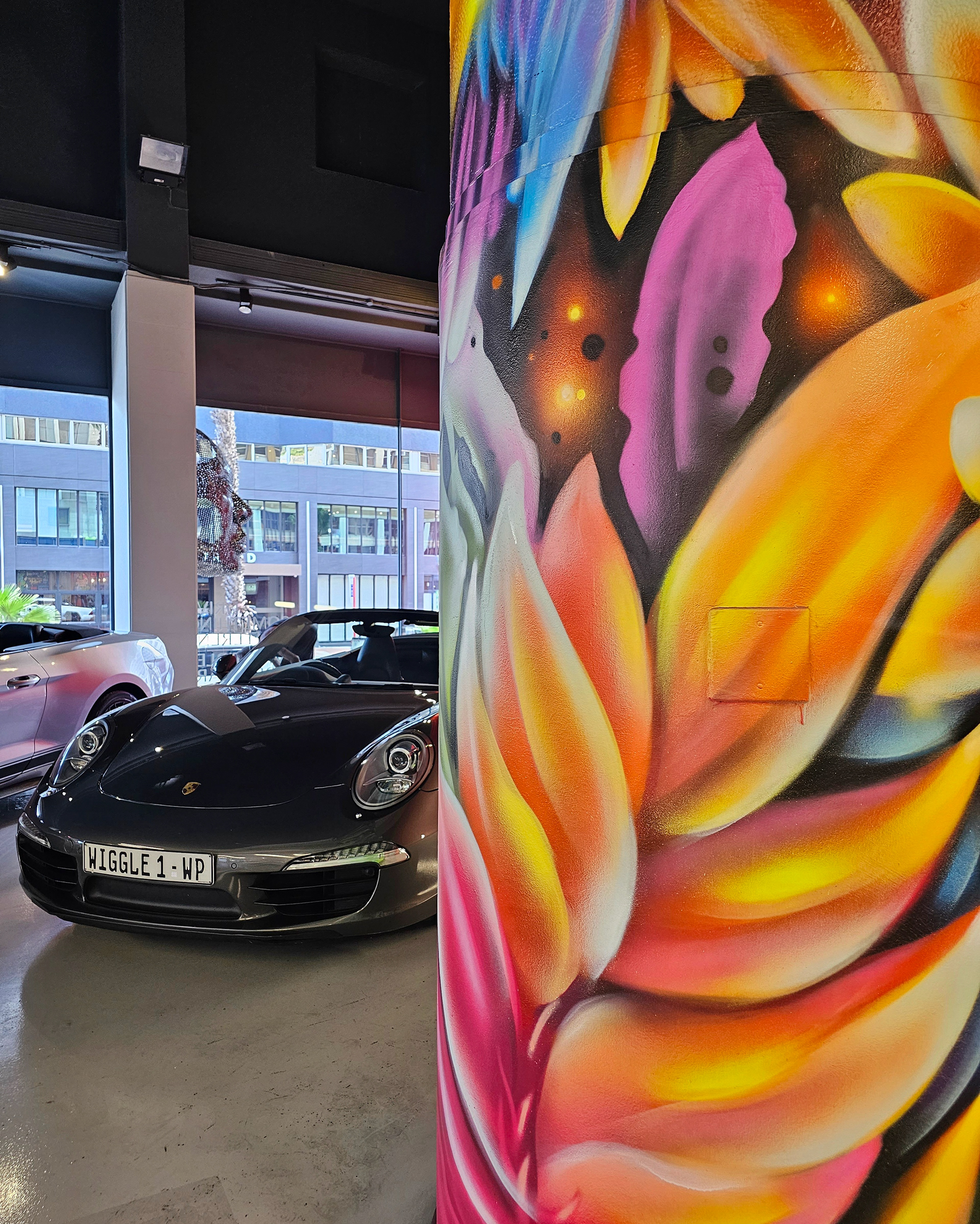 WIGGLE CAR HIRE 新展厅艺术柱设计丨南非开普敦-9