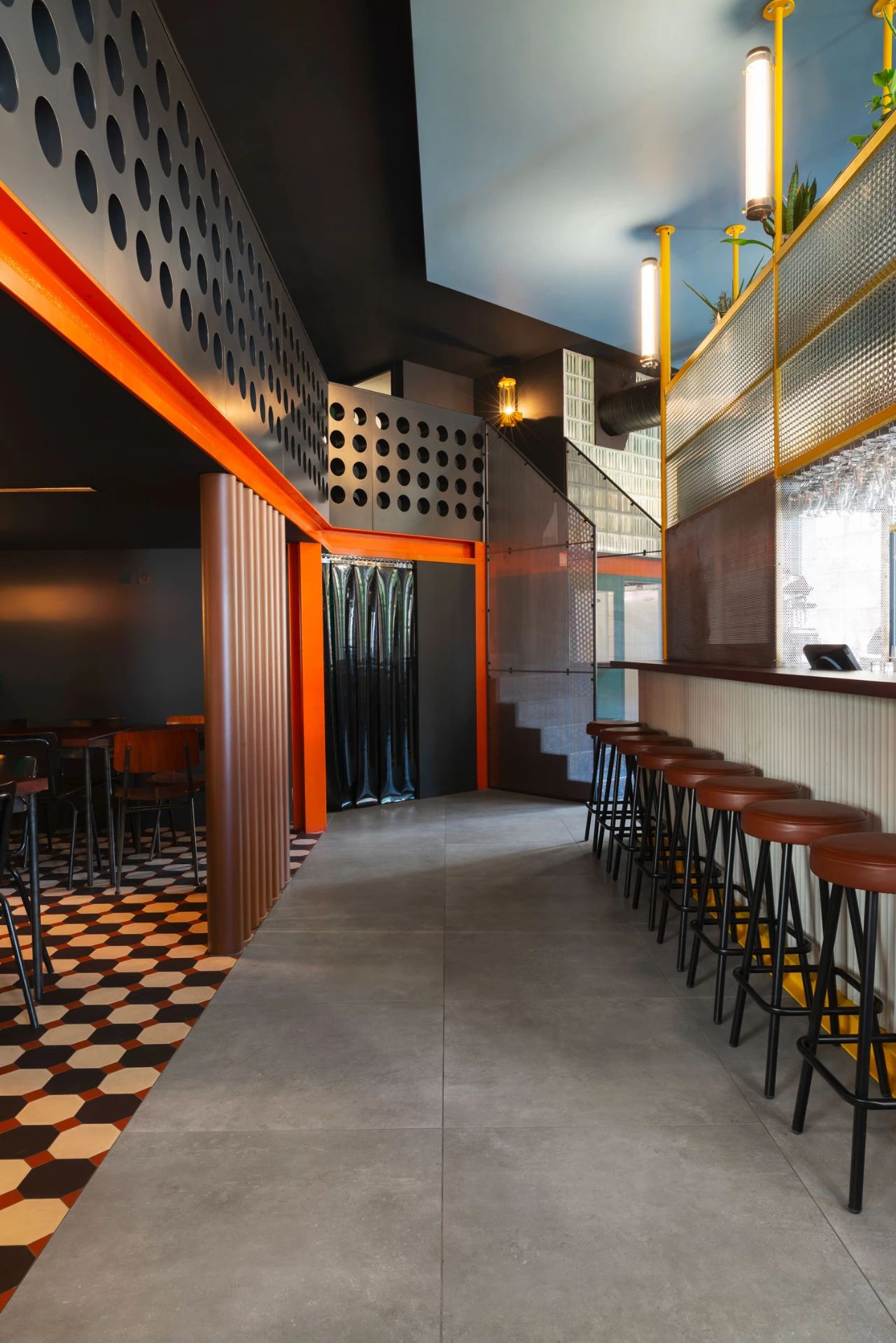 法国La Raffinerie Modernist啤酒吧-14