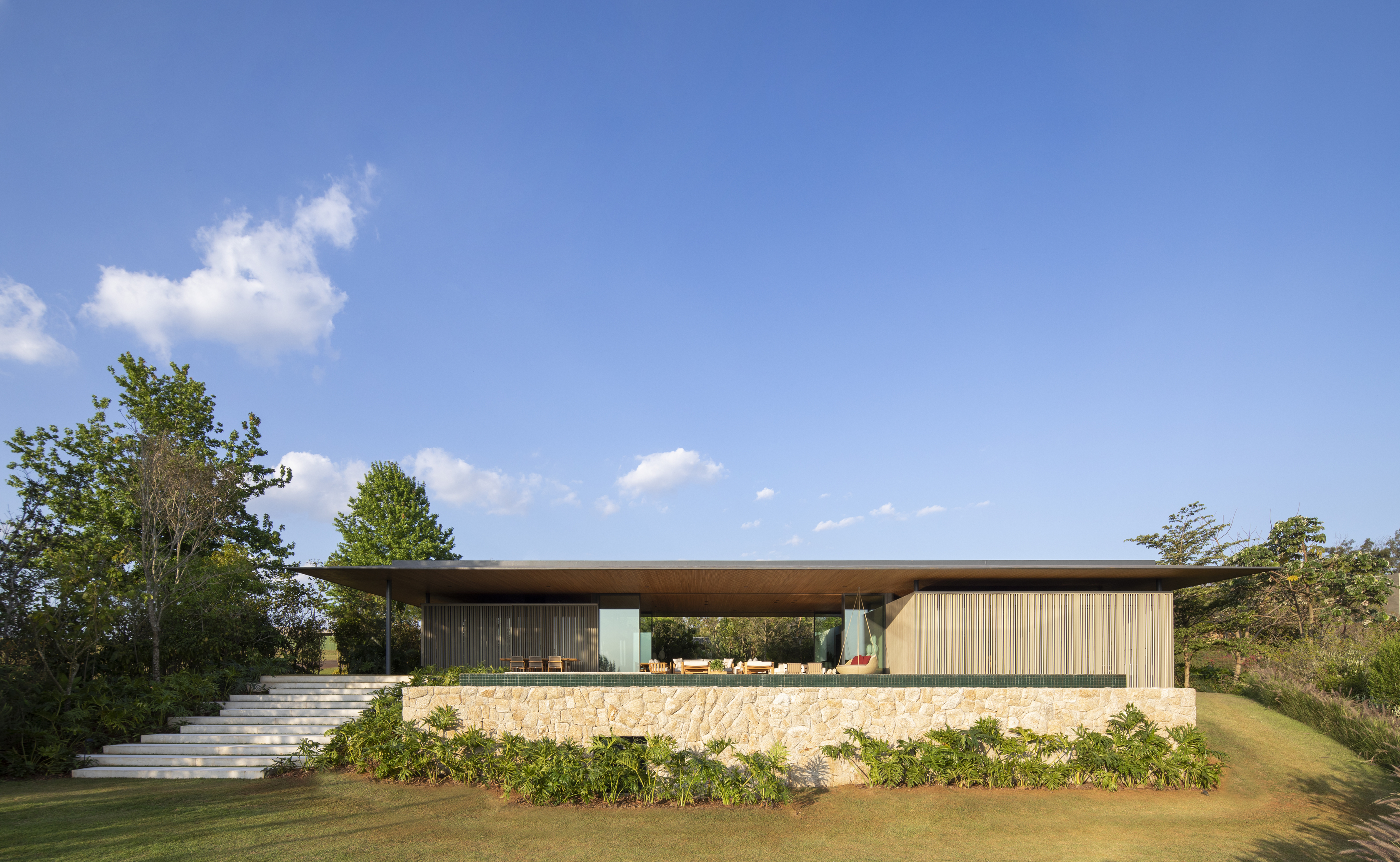 多重上市服务房源（的房屋）

注：MLS是Multiple Listing Service的缩写，即多重上市服务，是一种房地产行业的房源共享系统所以MLS House指纳入该系统里挂牌待售的房屋   丨Cape VerdePaul-26