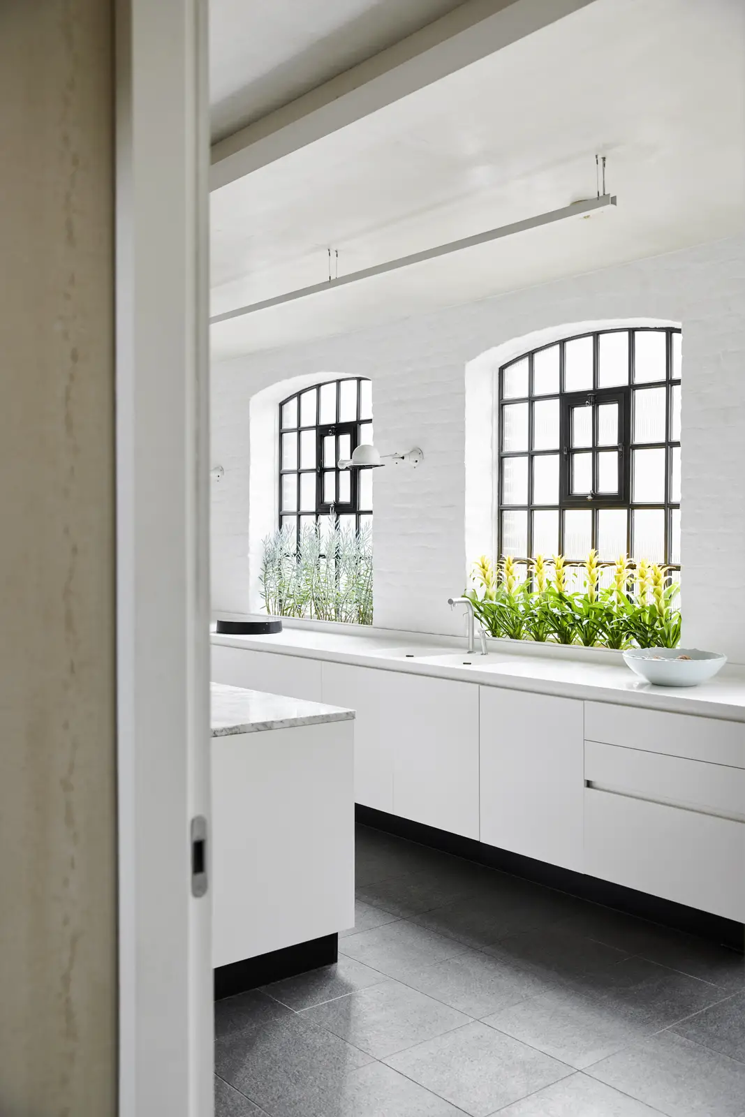 伦敦白砖 Loft 住宅 | 极简黑白设计与开放空间-7