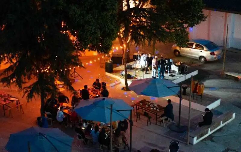 11 个陌生人同居 3 年,私生活首次曝光 | 看似佛系,实则野心勃勃-214