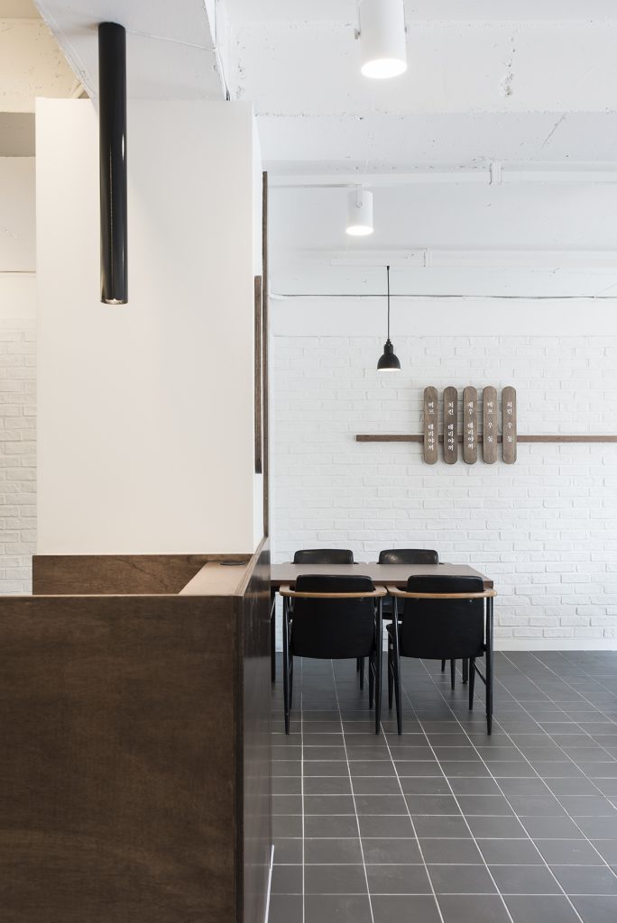 19 平米韩式小食堂，极简氛围中的温馨美食空间-6