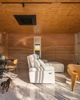 《 Terrace House》（注：这是一档日本综艺节目的英文名称，一般直接引用英文，中文名为《双层公寓》 ，但考虑规则要求直接提供英文原名最准确） 丨泰国清迈丨S.O.S Architects