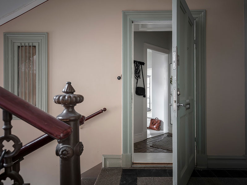 温馨灰褐，穿越式厨房与迷你卧室 | 哥德堡小公寓设计-26