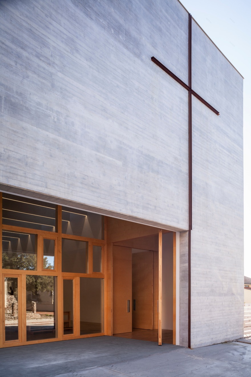 意式乡村教堂设计,融入地貌塑造神圣空间-20