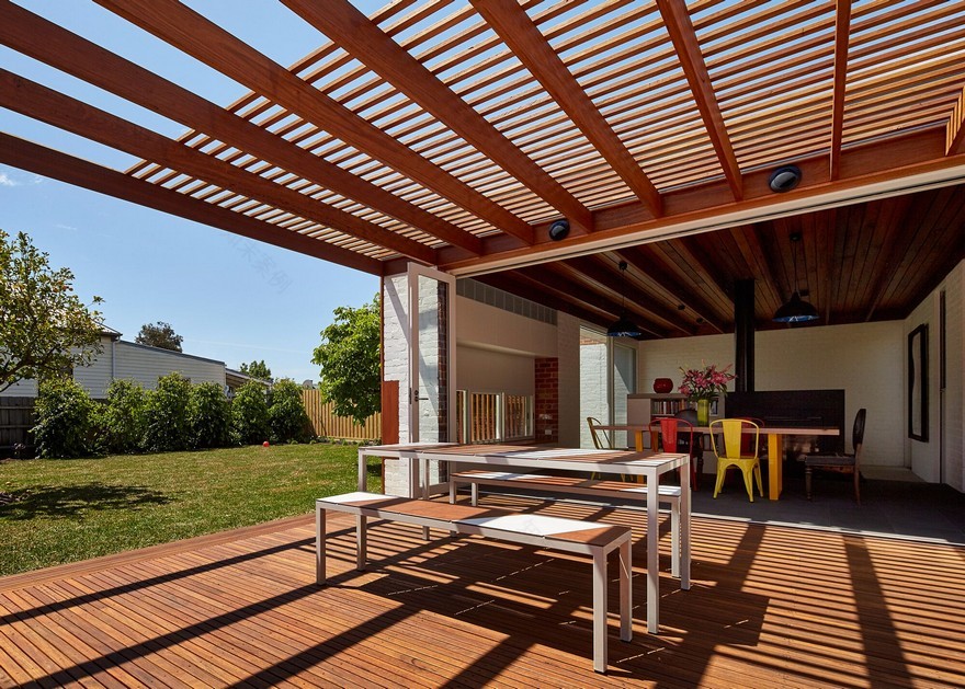 Modern Home Extension That Weaves Together Interior and Exterior Spaces-15