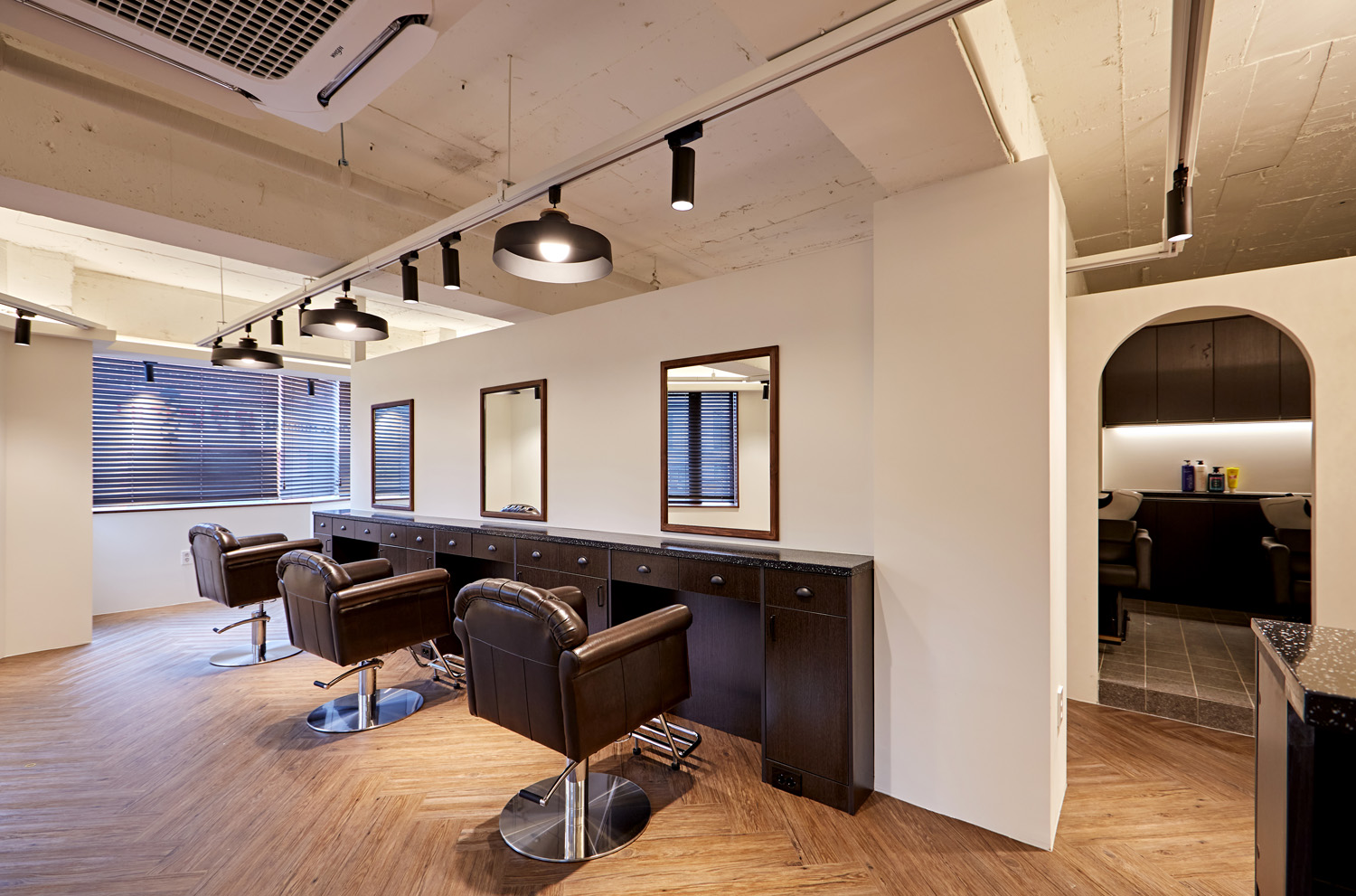 白色与木质，35 平米男士美容室内设计-9