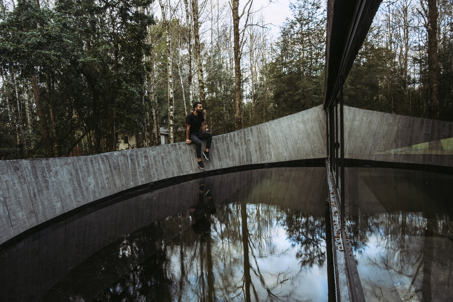 智利森林中的 Moholy 冥想空间丨José Peña-19