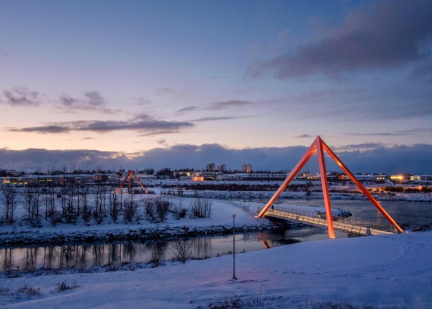 雷克雅未克金字塔形状人行天桥建造丨Teiknistofan Trod-9