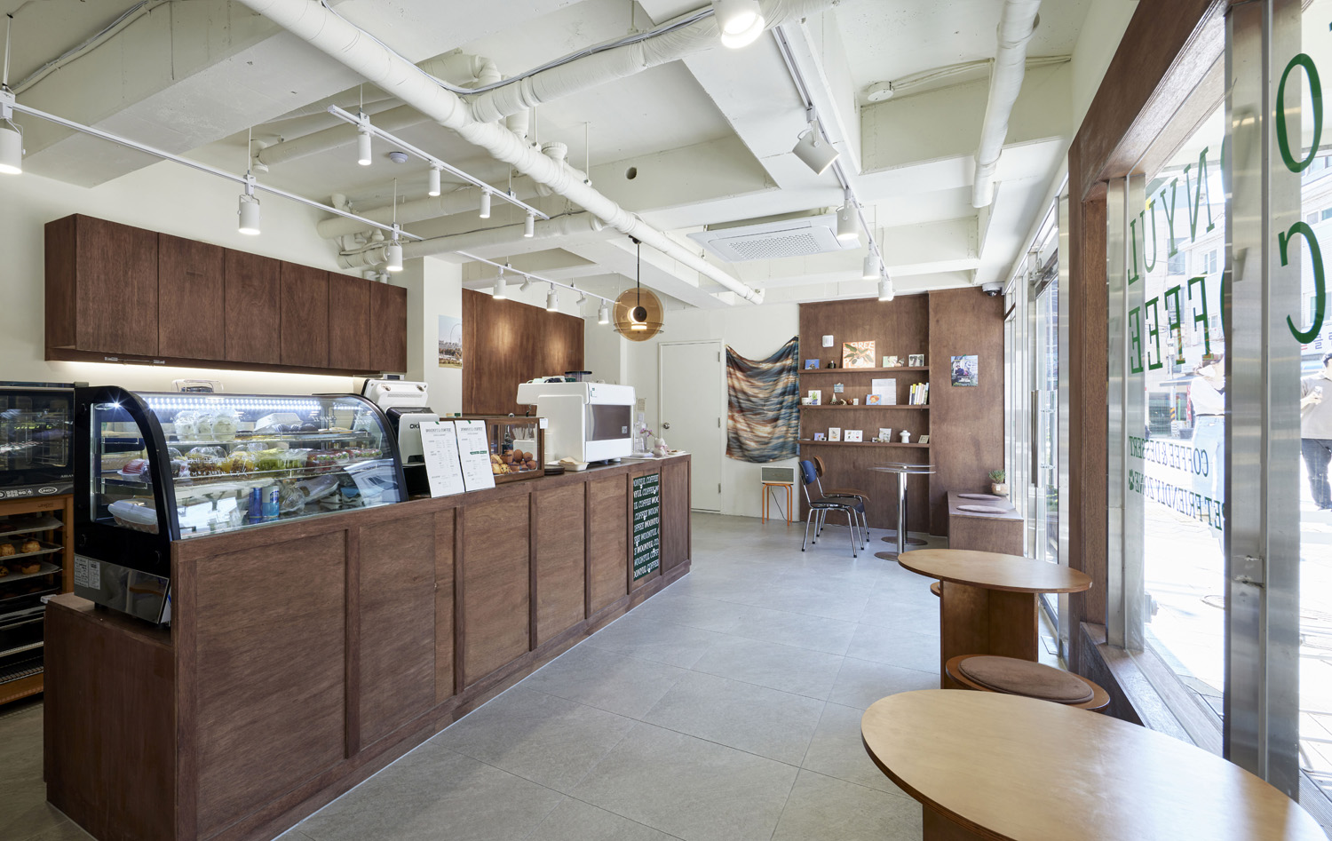 14 坪极简咖啡厅，诠释白色与木质调氛围-3