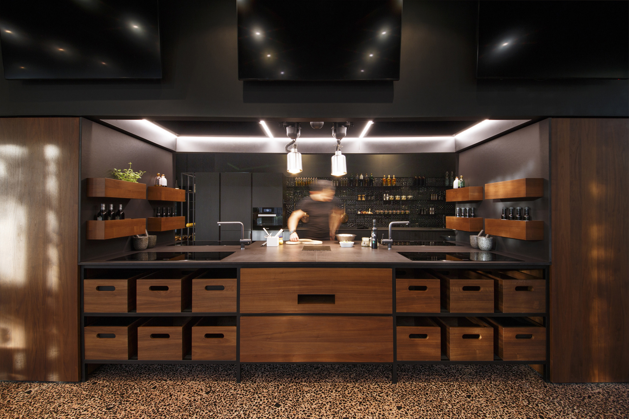 RevoLution Signature Restaurant 旋转厨房设计-3