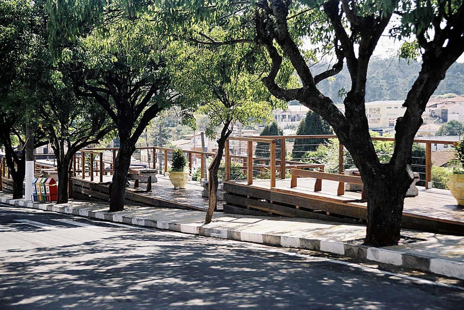 巴西 Terraço dos Resedás 木质城市景观设计-3