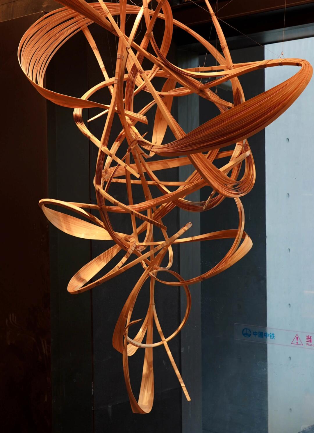 用竹书写禅意,风和雾的轨迹 · 酒店装置艺术《风袖牵岚》-0