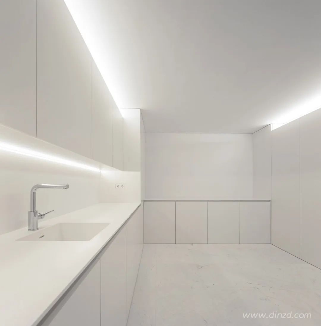 白色极简，融入自然的住宅设计-107