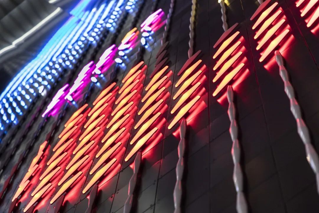 梦幻浮城 · 新加坡国家美术馆中庭的照明艺术丨Nipek-37