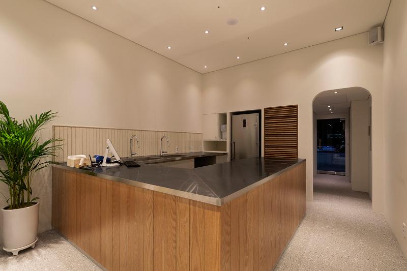 15 平水果店，极简白色与木色营造温馨氛围-6