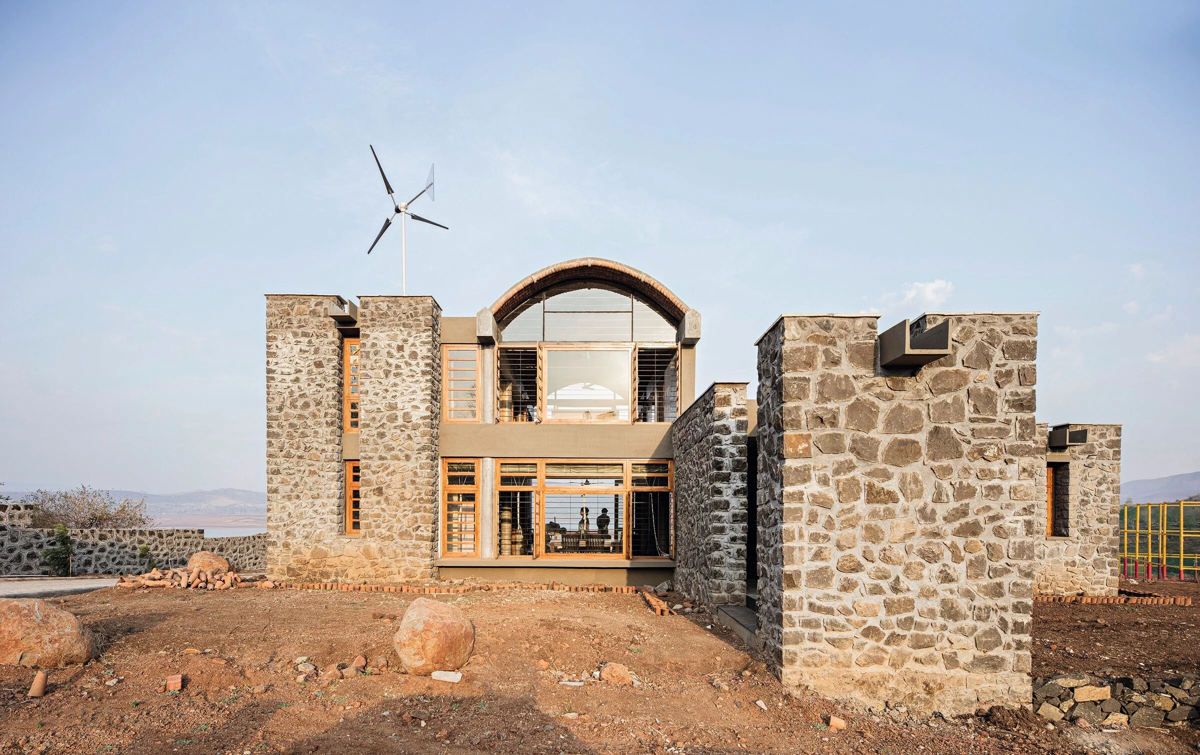 印度 Brahmangarh 地区自然石材与陶土砖和谐共生住宅丨Anupama Kundoo Architects-10