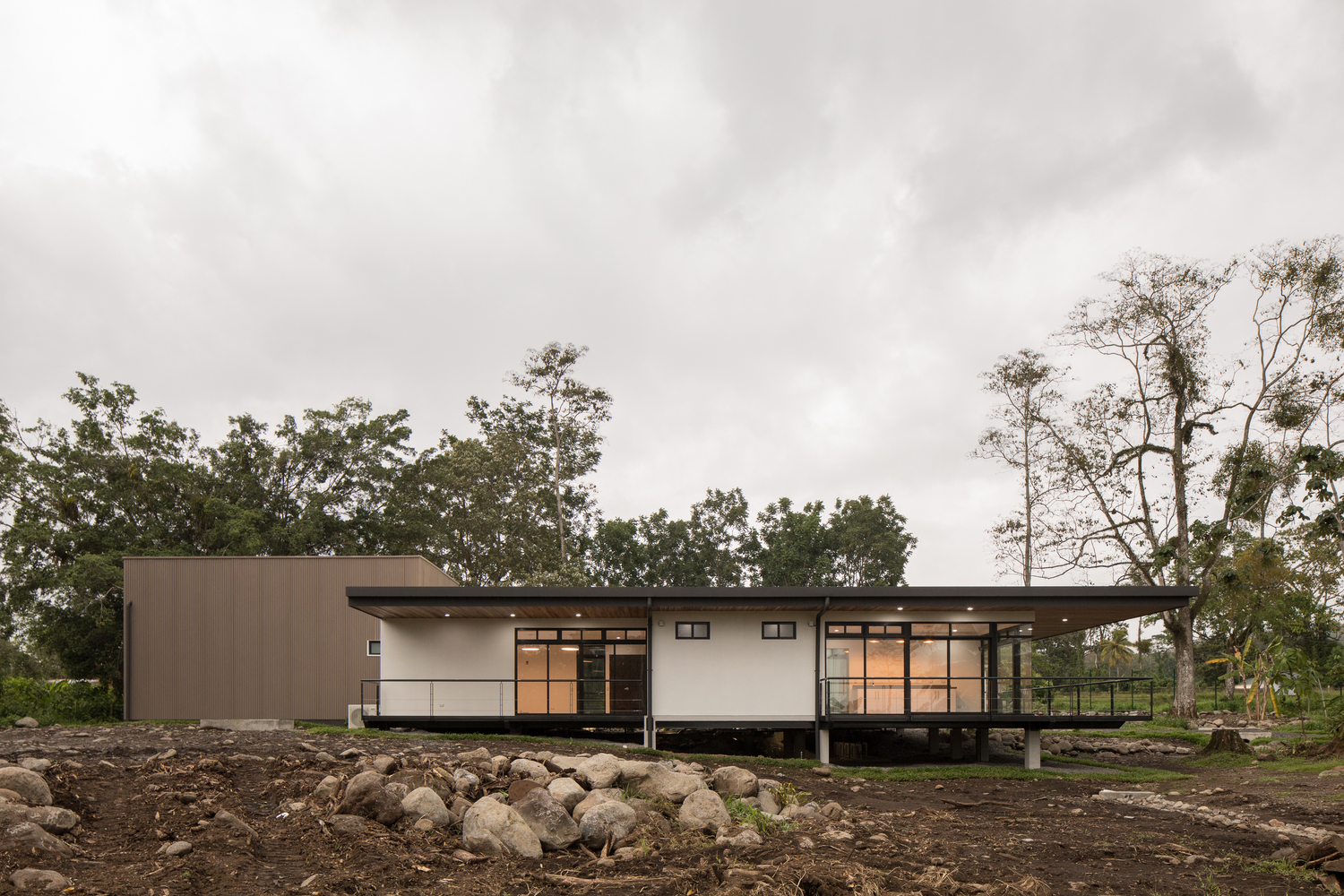 热带雨林中的悬浮平台 · UPL Operation Center-10