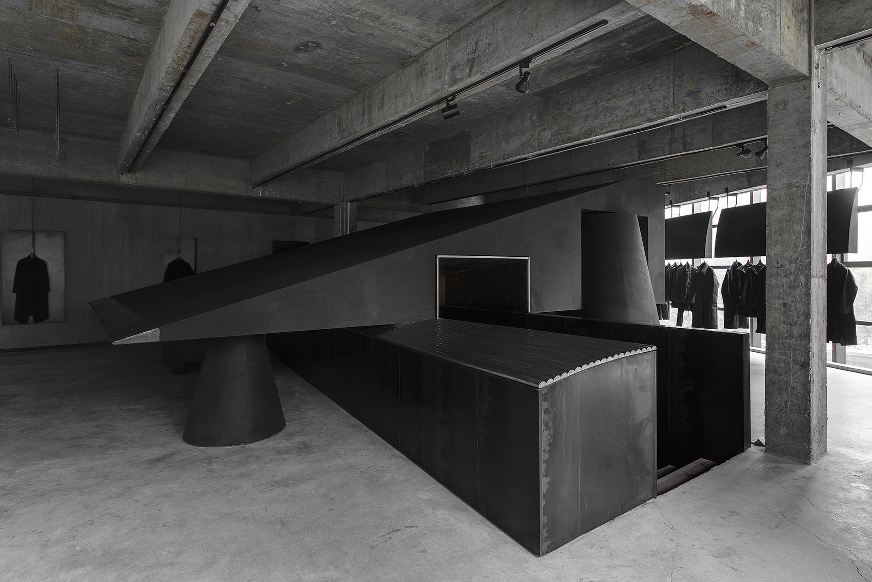 黑色斜面系统&黑壳HEIKE服装品牌概念店,中国 / 杭州啊嗯室内设计-27