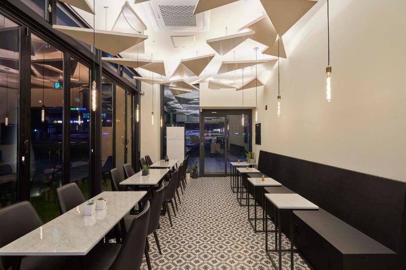 光影黑白咖啡馆 | 极简空间的温馨魅力-3