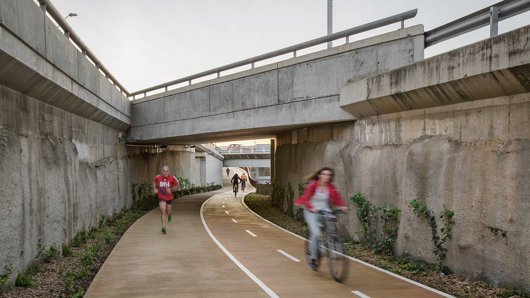 西班牙自行车道和人行道改造景观-13