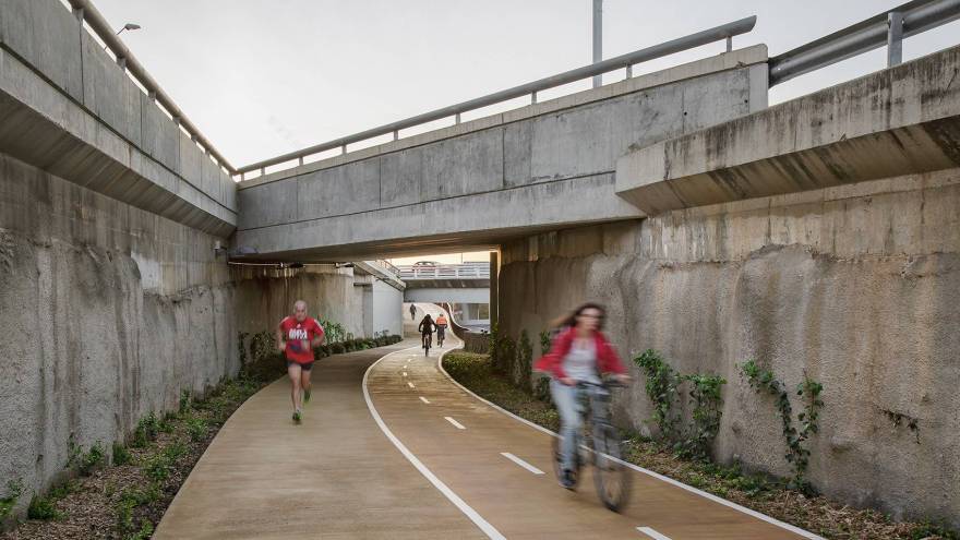 西班牙自行车道和人行道改造景观-13