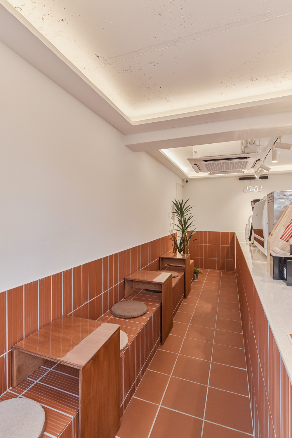 白色与木质，打造极简咖啡厅之美-9