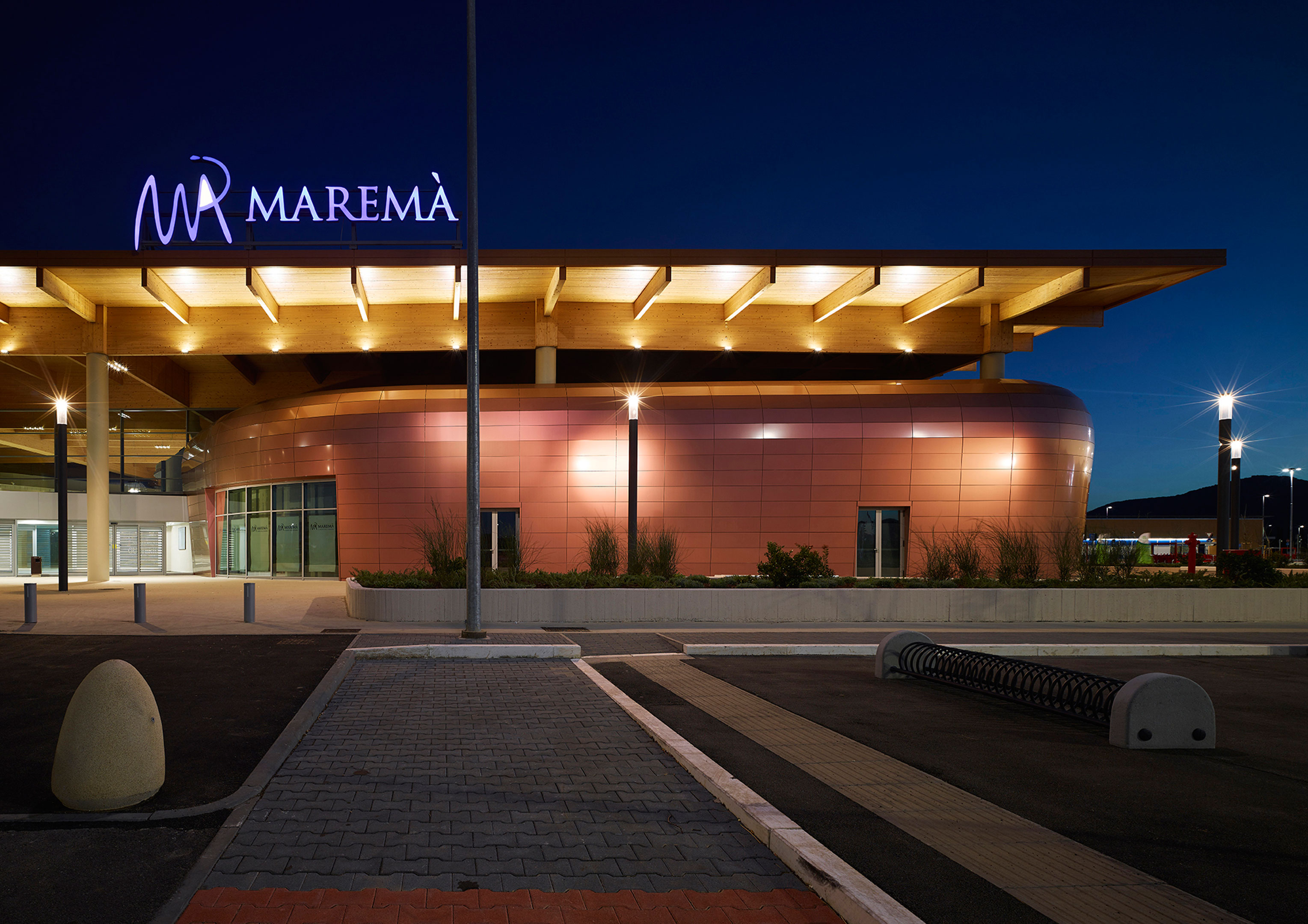 彩色金属片包裹的购物中心-0