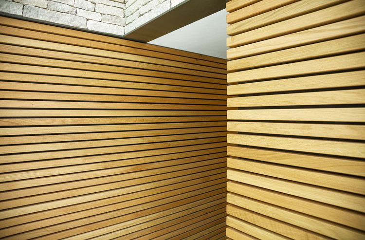 英国萨里山边缘的生态泳池屋-25