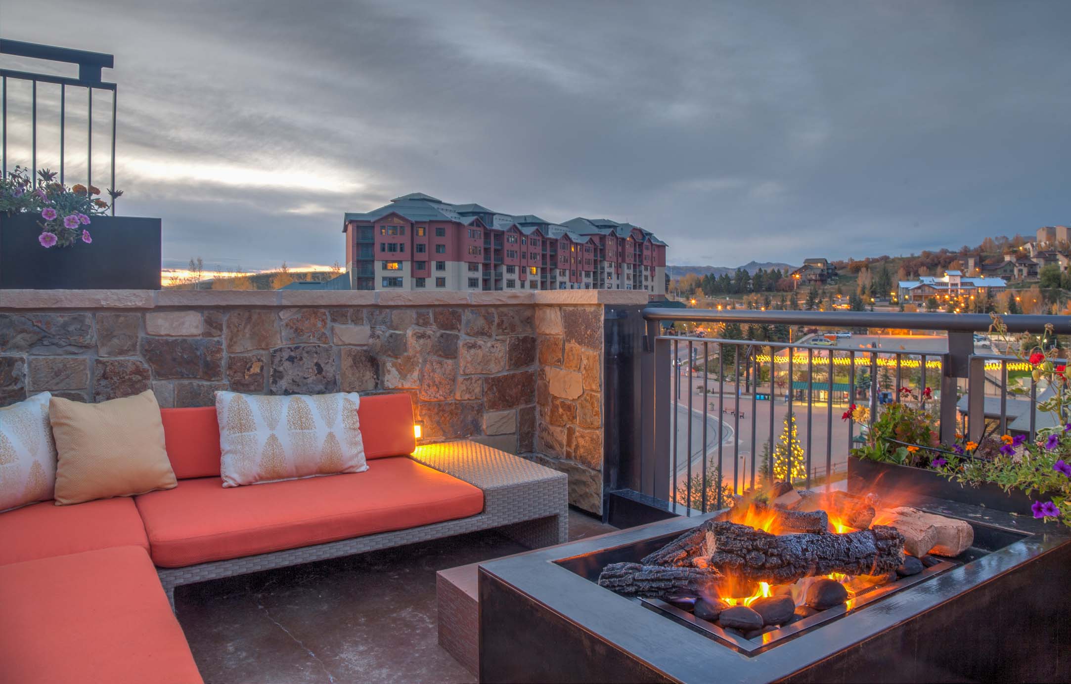 垂直艺术建筑打造四季皆宜的滑雪胜地顶层露台设计-31