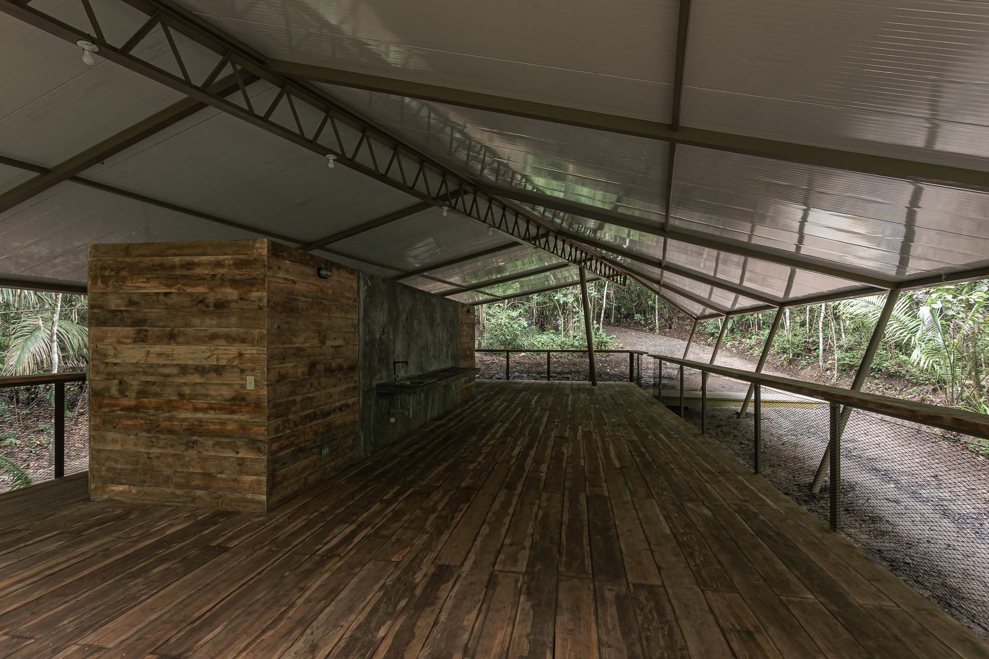 Refuge in the Rainforest - Tour Guide Training Center / Héctor Ayarza + Estudio Garúa-33