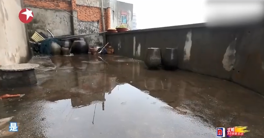 《梦想改造家》封神之作：同样花了130万，爆改悬崖之上老破危房，真的太牛了！-41