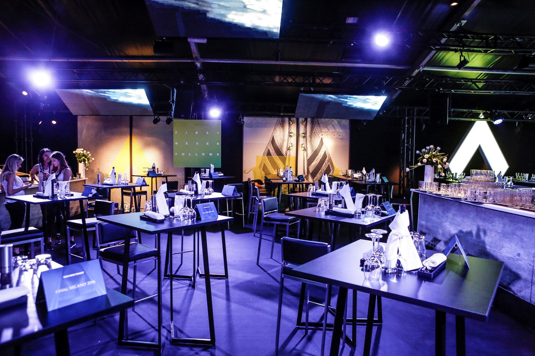 2016 欧冠 Adidas 概念店设计-19