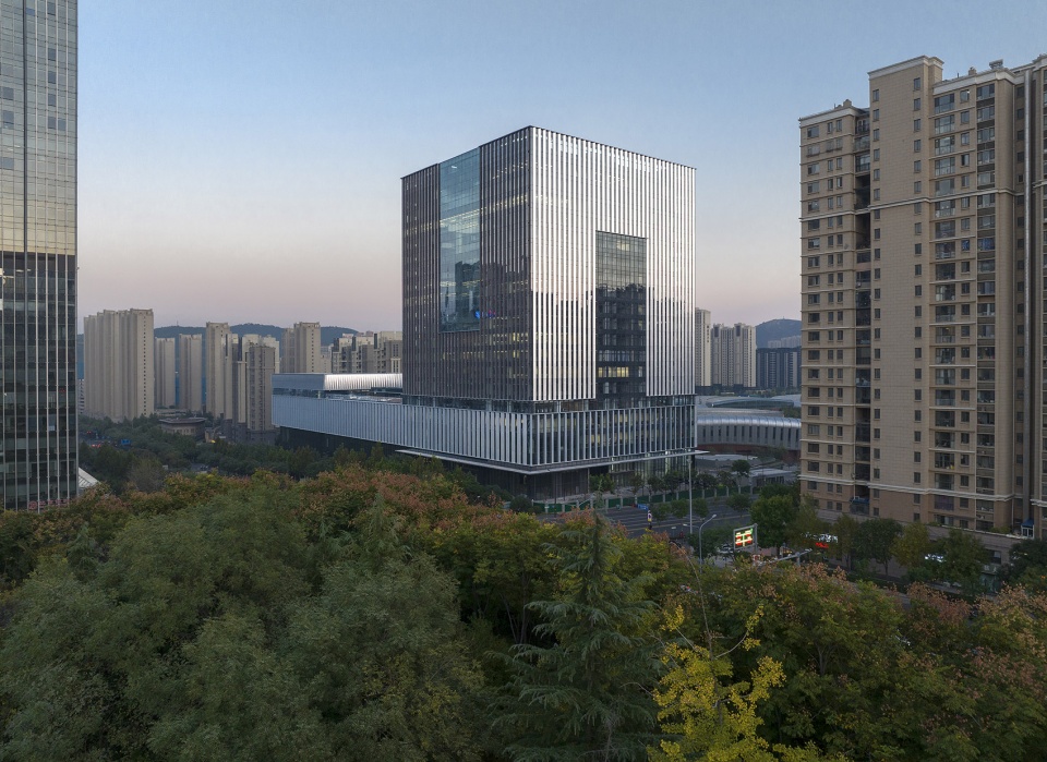 济南国家重型汽车工程技术研究中心 | 极简悬浮体量，激发创新之心-5