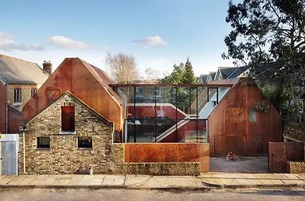 买不起“学区房”，他带2个女儿住进破马厩，花4年爆改，市价3300万!-78