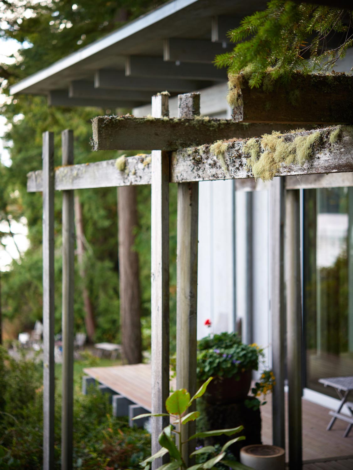 Weekend cabin intentionally subdued in color and texture, allowing the lush natural surroundings to take precedence   Page 3 of 3   CAANdesign  Architecture and home design blog-5