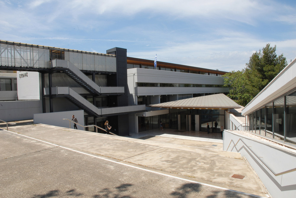 希腊校园图书馆 · 动态曲线屋顶下的知识空间-44