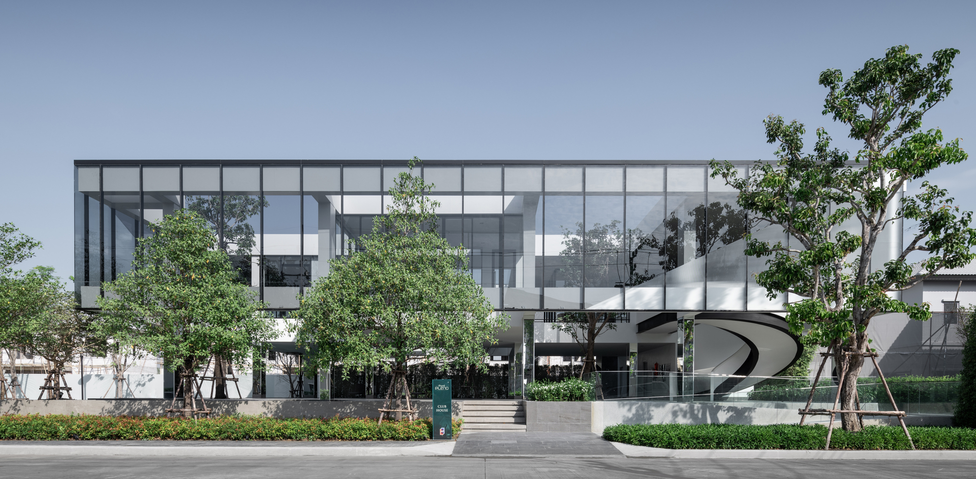 AP Grand Pleno Phahol Ransit Club House / ForX Design Studio-24