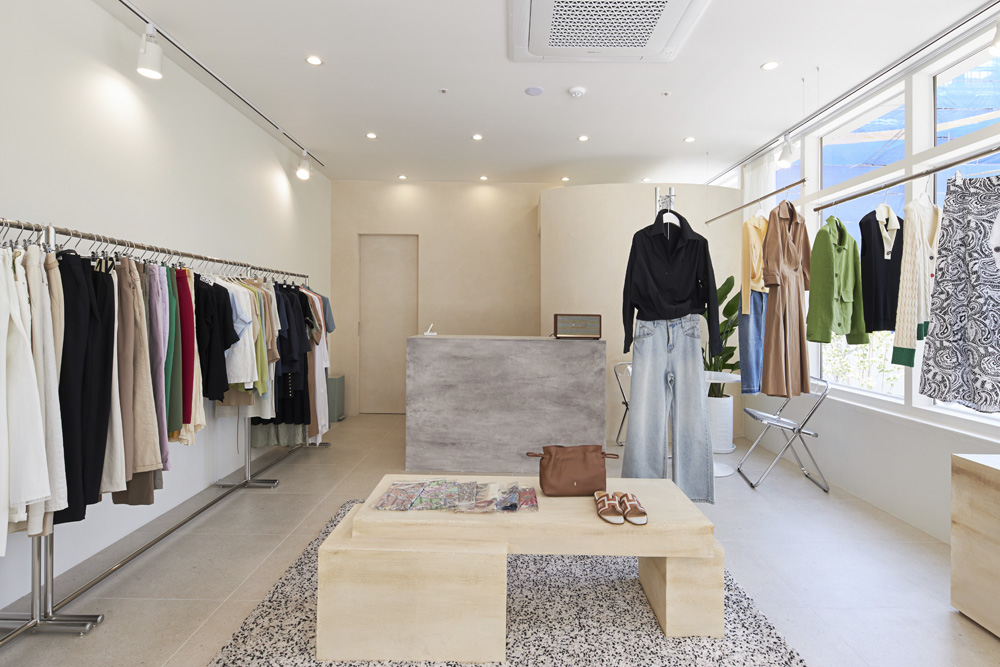 白色与木色的极简时尚 | 10 坪服饰店的感性设计-3