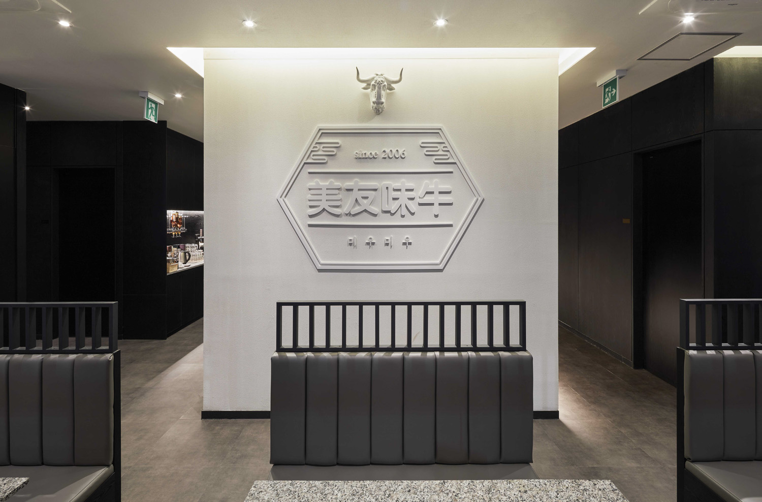 韩式高级烤肉店，黑白简约风诠释 75 平米空间设计魅力-9