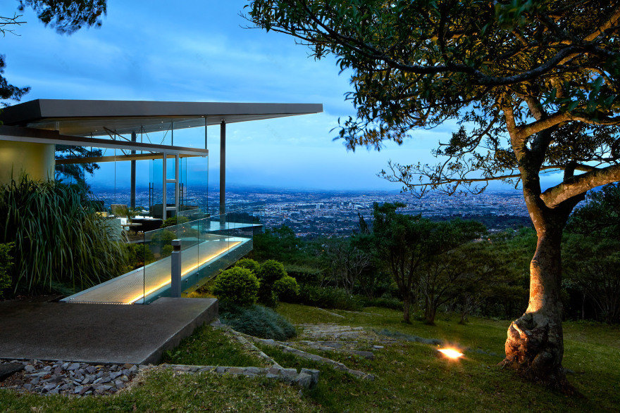 Cañas Arquitectos projects steel and glass Costa Rican home towards views of San Jose-15